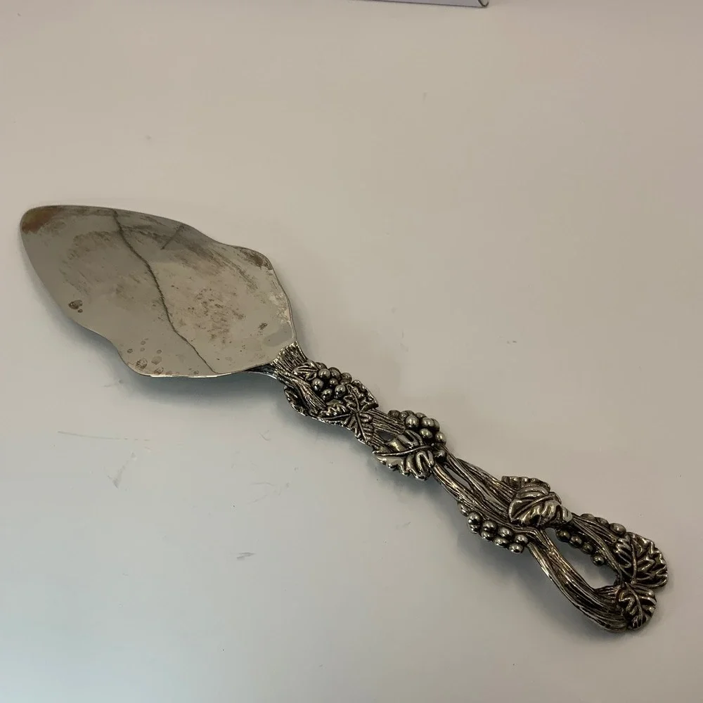 Vintage Silver Plate Grape Vine Ornate Cake Pie Server Dessert Slicer